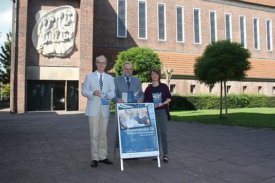 Dr. Klahr, Bernhard Noormann und Daniela Dombrowski vor der Martin-Luther-Kirche in Emden