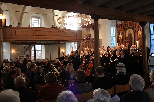 Lingener Kantorei, Orchester und Solisten in der Lingerenr Kreuzkirche