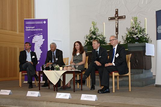 Dr. Klahr auf dem Podium in der Martin-Luther-Kirche in Emden mit Johann Saathoff (MdB), Jan Wurps, Tanja Schulz und Landrat Harm-Uwe Weber