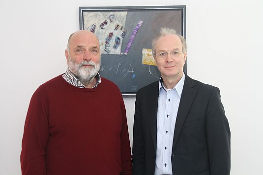 Der Künstler Uwe Appold und Landessuperintendent Dr. Detlef Klahr