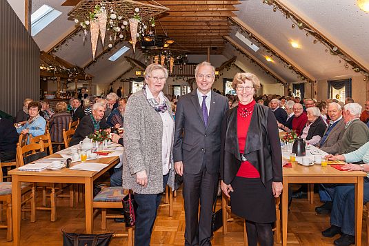 Landessuperintendent Dr. Klahr mit Gerda Steffens und Gerda Elling von den Landsenioren in Hesel