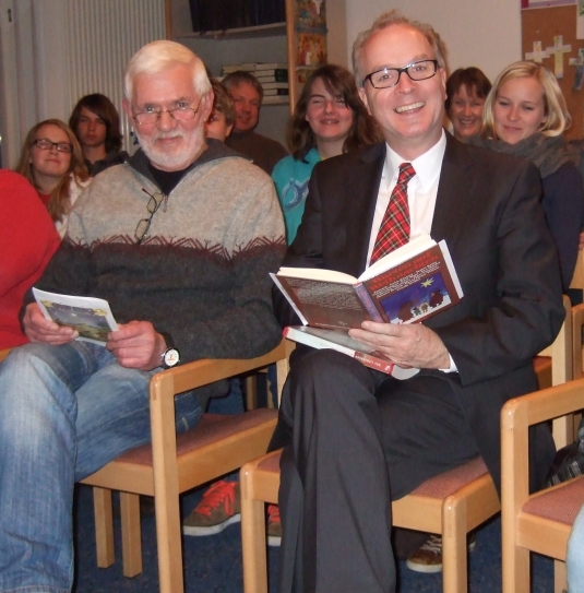 Dr. Klahr mit Erich Harms in der Adventsstube in Riepe