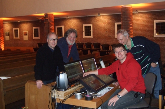 Dr. Klahr Sieht sich die Lichtinstallation der Hochschule Emden in seiner Predigtkirche an