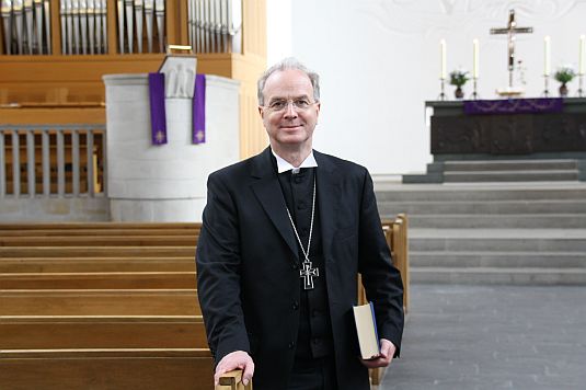 Dr. Klahr in seiner Predigtkirche in Emden