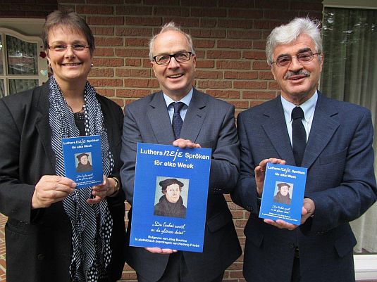 Hedwig Friebe, Dr. Klahr und Jörg Buchna mit den plattdeutschen Luthersprüchen