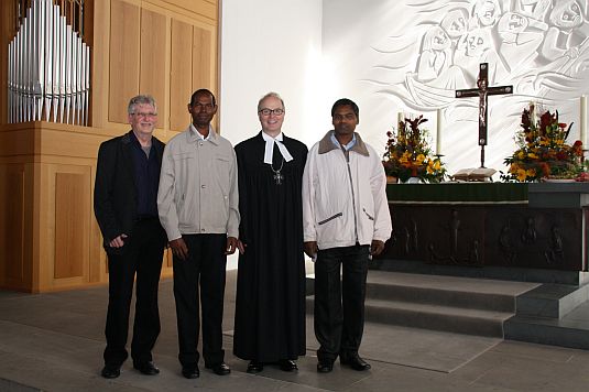 Dr. KLahr und Michael Schaper begrüßen die Pastoren Surin und Gagrai aus Indien in Emden