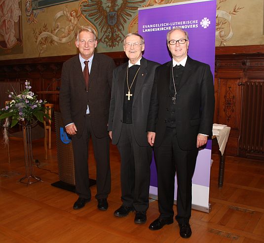 Bürgermeister Wolfgang Kellner, Landesbischof i.R. D. Horst Hirschler und Dr. Klahr im Rathaussaal Leer