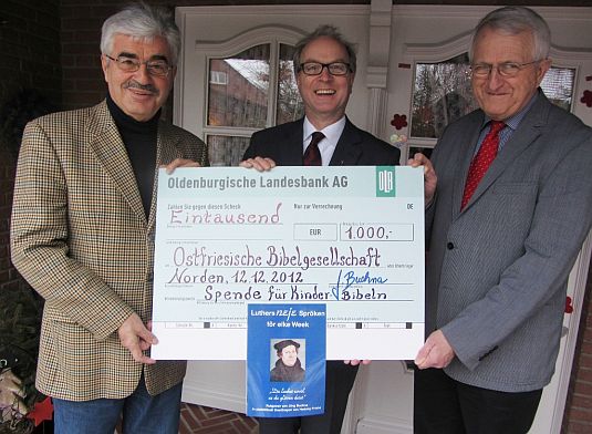 Jörg Buchna übergibt Dr. Klahr und Alwin Pfanne 1000,- Euro für die OBG