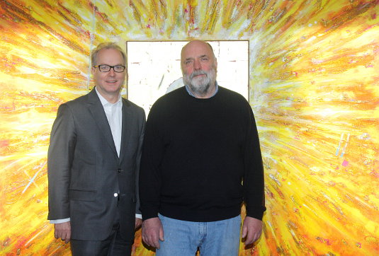 Landesuperintendent Dr. Detlef Klahr und der Künstler Uwe Appold vor einem der Kunstwerke in der Martin-Luther-Kirche in Emden