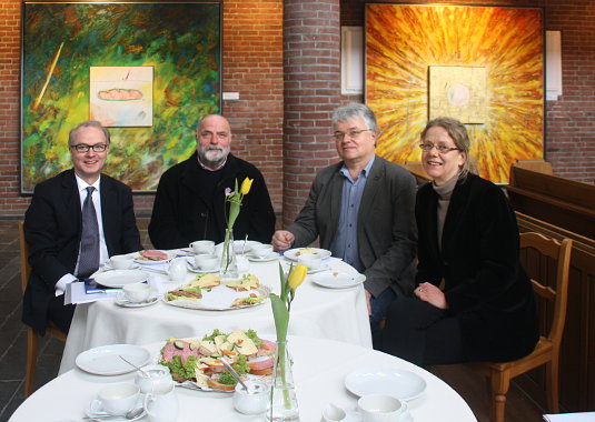 Landesuperintendent Dr. Detlef Klahr und der Künstler Uwe Appold in der Martin-Luther-Kirche in Emden