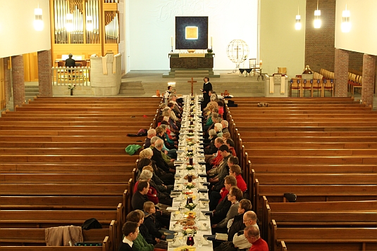 Tischabendmahl am Gründonnerstag in der Emder Martin-Luther-Kirche