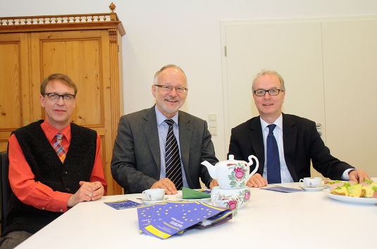 Der Präsident der Hochschule Emden/Leer, Professor Dr. Gerhard Kreutz, Landessuperintendent Dr. Detlef Klahr und Professor Dr. Eric Mührel