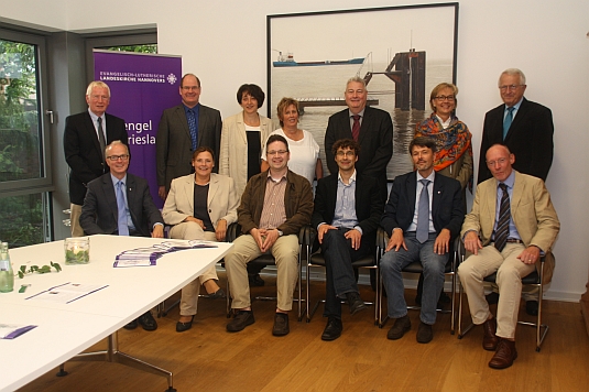 Dr. Klahr mit den Kandidaten zur Landessynodalwahl 2013 in der Landessuperintendentur in Emden
