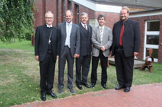 Dr. Klahr, Philip Elhaus, Gerd Bohlen, Norbert Masslich, Klaus Stemmann an der Petrus-Kirche in Leer-Loga