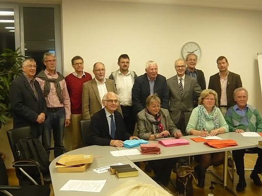Landessuperintendent Dr. Detlef Klahr mit dem Wahlkreisausschuss zur Wahl der Landessynode in Aurich