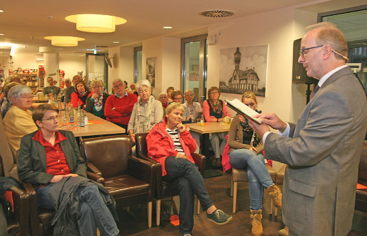 Lesung von Landessuperintendent Dr. Detlef Klahr in der Cafeteria der Ubbo-Emmius-Klinik in Aurich