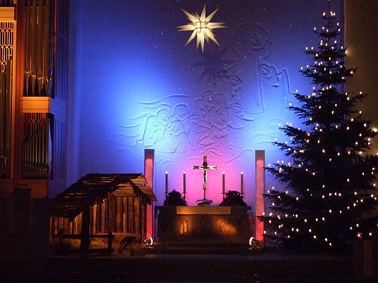 Die Martin-Luther-Kirche in Emden weihnachtlich geschmückt