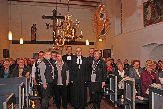 Dr. Klahr mit Kirchenvorstehern aus Bagband und Oliver Vorwald