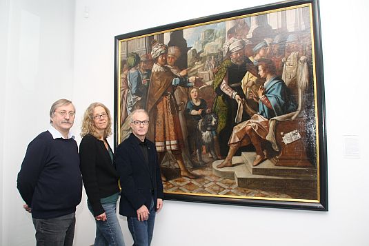 Dr. Klahr, Dr. Annette Kanzenbach und Pastor Christoph Jebens im LAndesmuseum in Emden