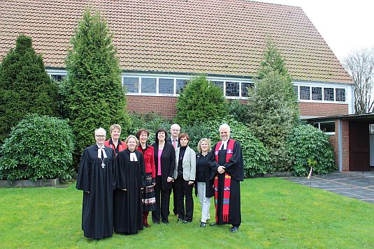 Dr. Klahr, Dr. Kirschstein und Pastorin Cuno mit dem Kirchenvorstand Süderneuland