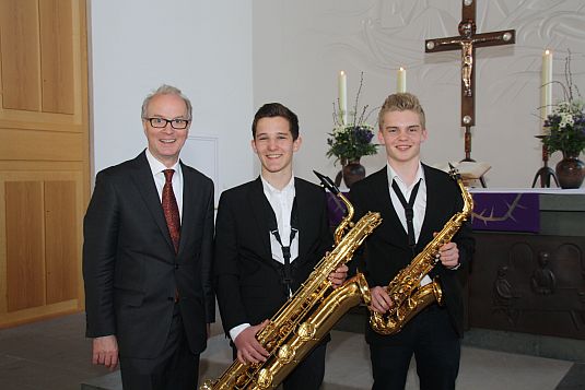 Dr. Detlef Klahr mit Linus Eckel und Tim Molkewehrum