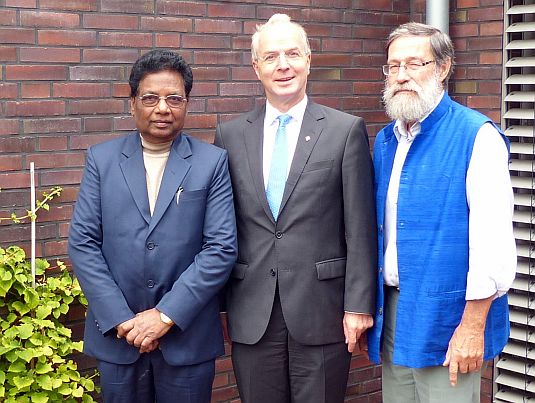 Landessuperintendent Dr. Klahr mit dem Generalsekretär der indischen Gossner Kirche Eliza Topno