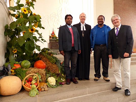 Landessuperintendent Dr. Detlef Klahr mit Pastor Michael Schaper Pastor Yacub Kumar Mundu (links) und Joy Marsal Dang in der Martin-Luther-Kirche in Emden