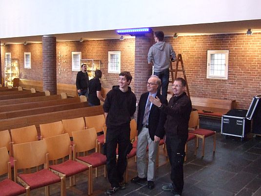 Landessuperintendent Dr. Klahr mit Studenten der Medientechnik in der Martin-Luther-Kirche Emden