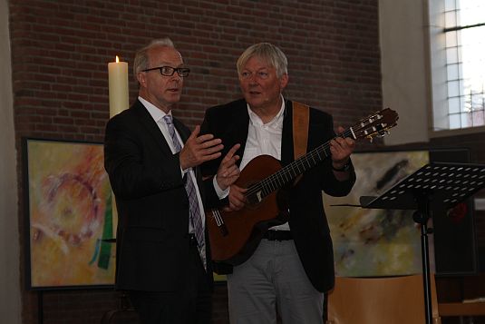 Dr. Klahr und Fritz Baltruweit geben einen Liederabend in der Martin-Luther-Kirche in Emden
