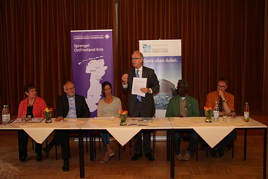 Podiumsgespräch zum Thema "Flüchtlinge" mit Dr. Klahr in der Paulusgemeinde Emden