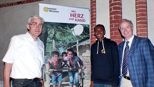 Dr. Klahr mit dem neuen Direktor der Gossner-Mission Christian Reiser und Mukut Bodra