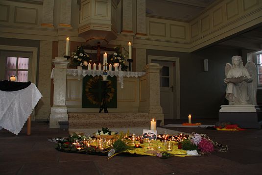 Altarraum der Hoffnungskirche Rhauderfehn
