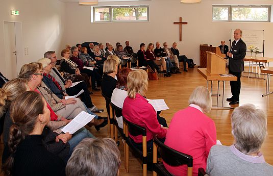Landessuperintendent Dr. Detlef Klahr referierte auf dem Kirchenvorstehertag im Gemeindezentrum Martin-Luther in Emden