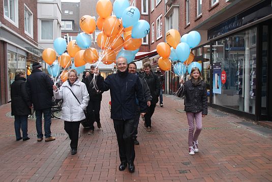 Landessuperintendent Dr. Klahr am Reformationsatag mit Luftballons in Emden