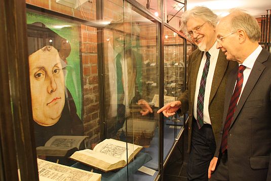 Landessuperintendent Dr. Klahr am Reformationstag mit Dr. Marius Lange van Ravenswaay in der Johannes a Lasco Bibliothek Emden