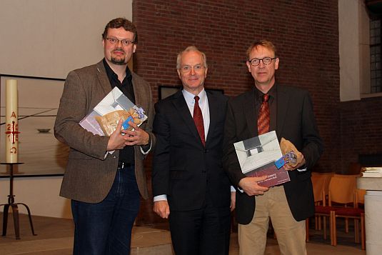 Landessuperintendent Dr. Klahr (Mitte) mit Sietze de Vries (links) und Professor Dr. Eric Mührel in der Kulturkirche Martin-Luther in Emden