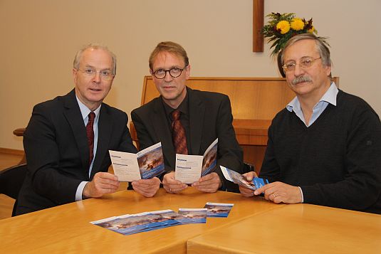 Landessuperintendent Dr. Klahr mit Professor Dr. Eric Mührel und Pastor Christoph Jebens