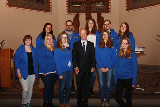 Landessuperintendent Dr. Klahr mit Jugenddeligierten des Sprengels auf der Jugendsynode in Hannover